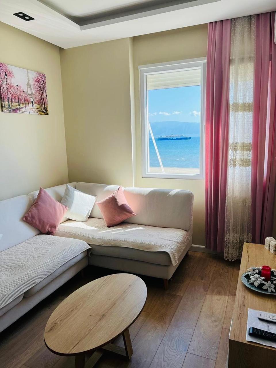 Soleil Apartment With Sunbed & Umbrella Vlorë Buitenkant foto